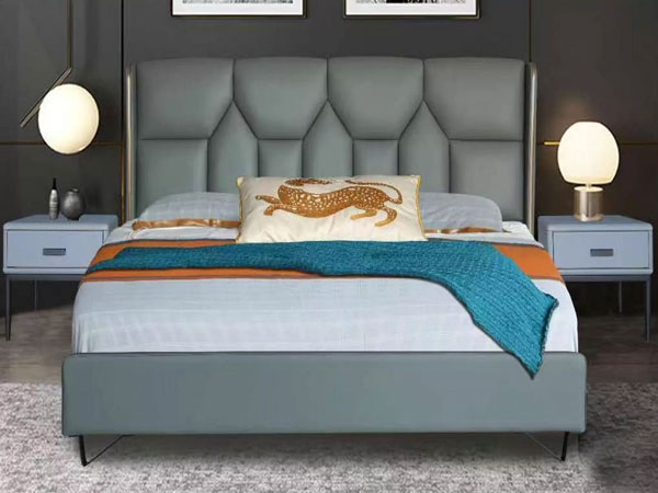 Anong mga pag-iingat ang dapat gawin kapag nagpapanatili ng isang leather na upholstered na kama?